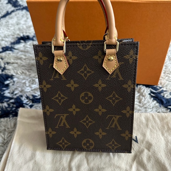 LOUIS VUITTON
Monogram Petit Sac Plat - Picture 7 of 12
